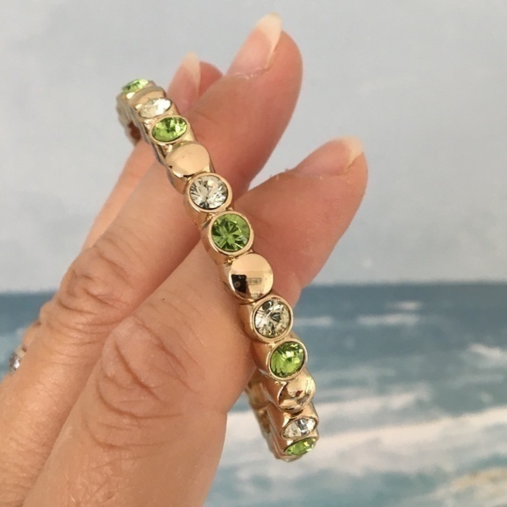 Avon faux Green and Diamond Stretch Bracelet